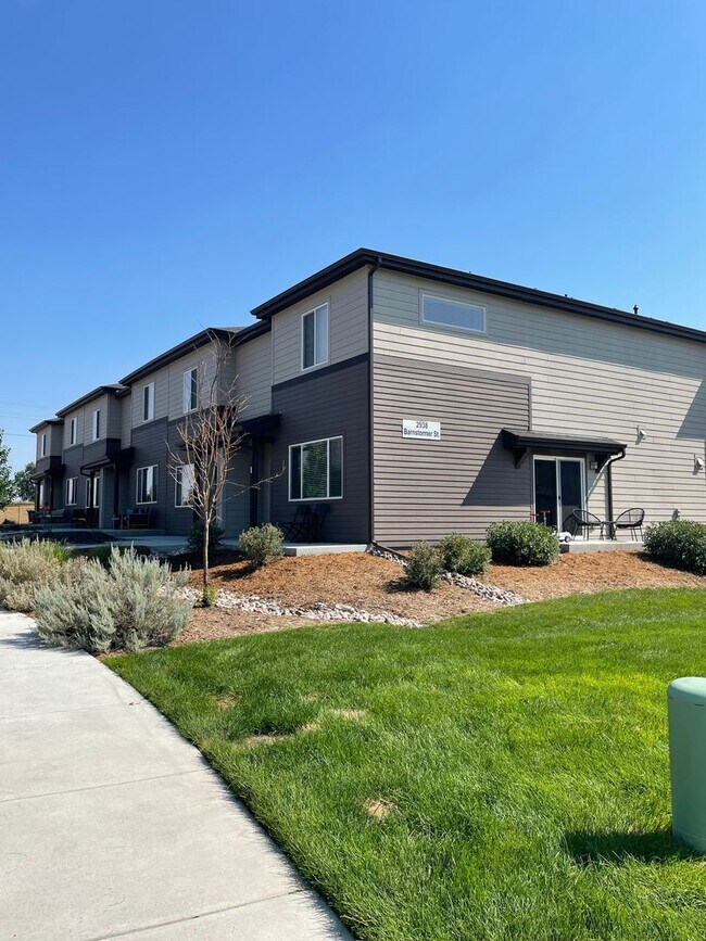 Building Photo - Start a Lease by 12/1 and Receive a $500 R...