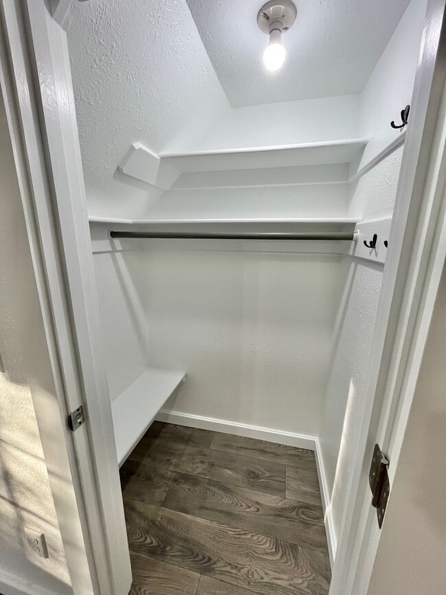 Building Photo - Spacious Fully Remodeled Ground Floor Duplex!