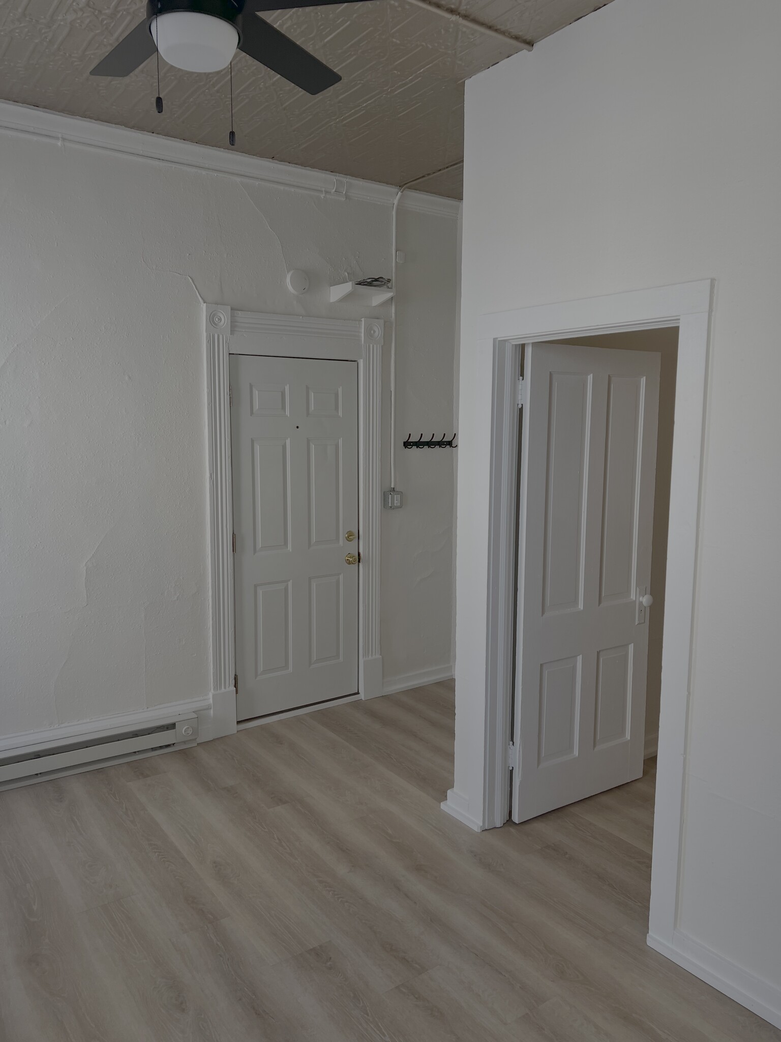 Building Photo - 113 Main St E