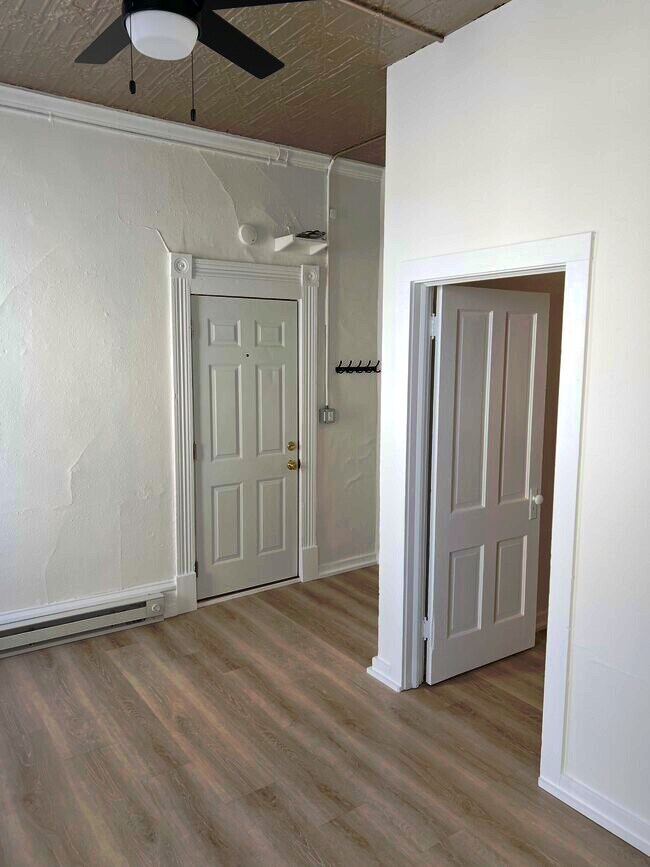 Building Photo - 113 Main St E