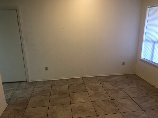 Building Photo - 412 Hampton Ct