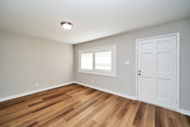 Building Photo - Super Cute & Spotless Corner Lot Home in Bessemer