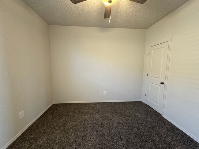 Building Photo - Energy Efficient Home 3 bed home. Move In Special!