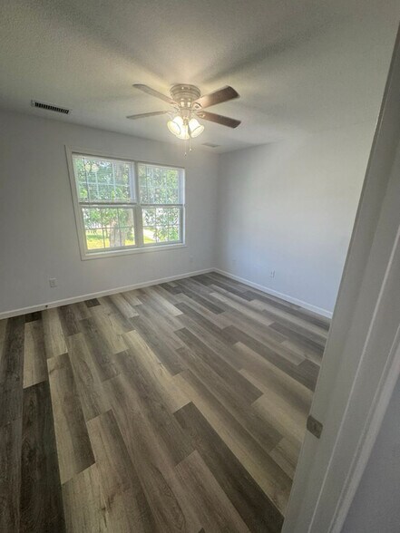 Building Photo - 135-137 Laconia St