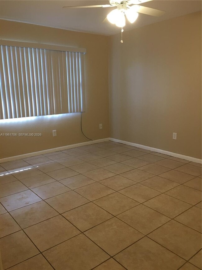 Building Photo - 1525 Sandpiper Blvd