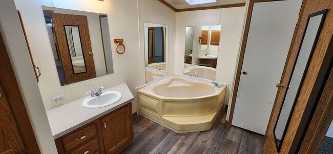 Building Photo - Nice, large, mobile home on outskirts of T...