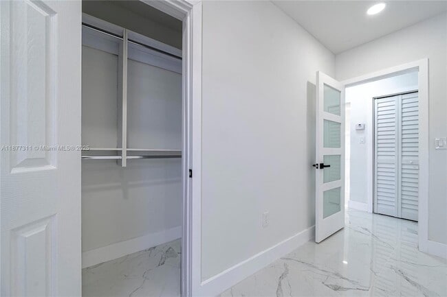 Building Photo - 921 NW 30th Ct