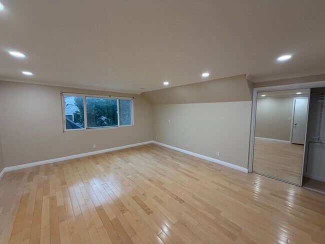 Building Photo - Large pool home with lots of space and gue...