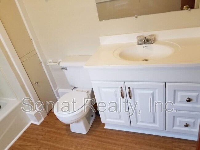 Building Photo - 110 S Pierce St