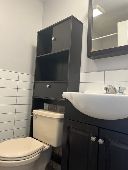 Building Photo - 363 Halladay St