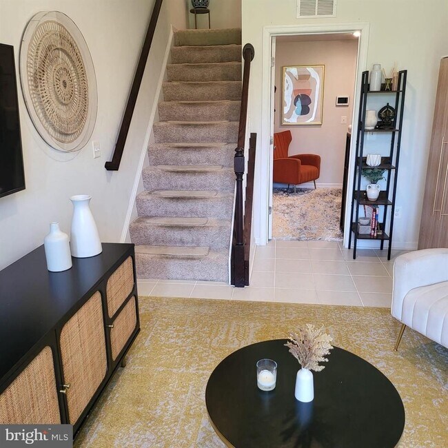 Building Photo - Welcome to your new home in the heart of L...