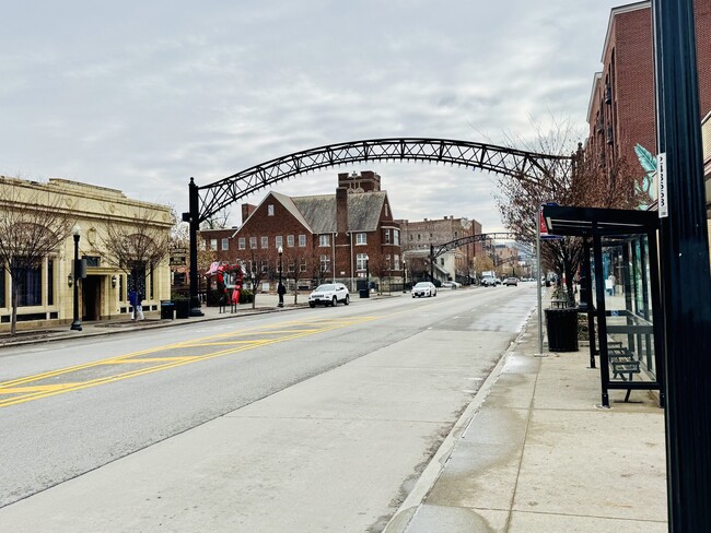 Looking south down High St, in the heart of the Short North - 1104 1/2 N High St