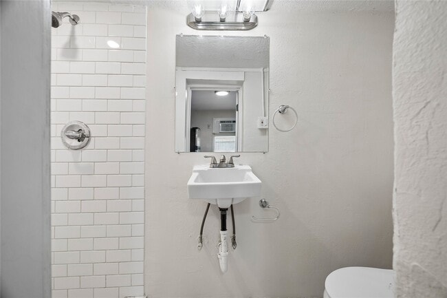 Building Photo - 215 Hyde Park Blvd