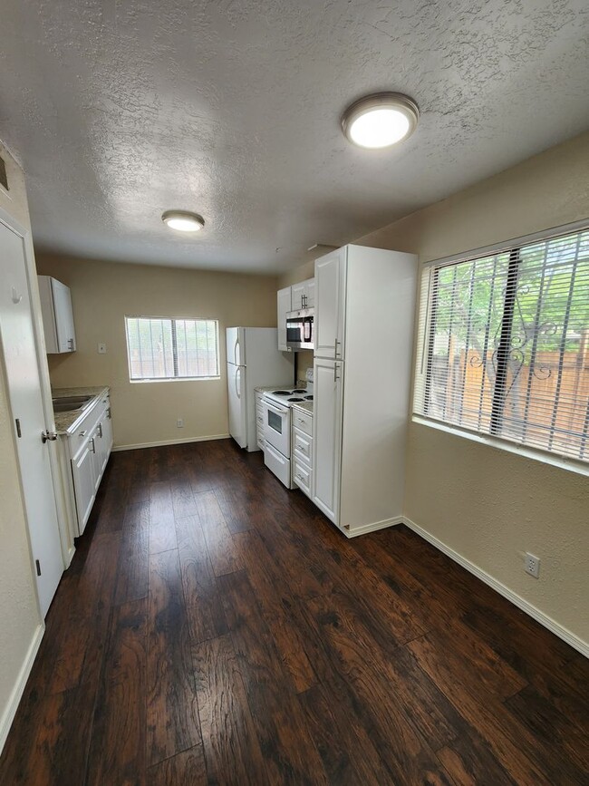 Building Photo - 505 Princeton Dr SE