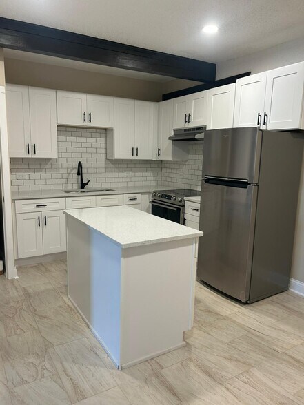 Building Photo - 10102 Main St