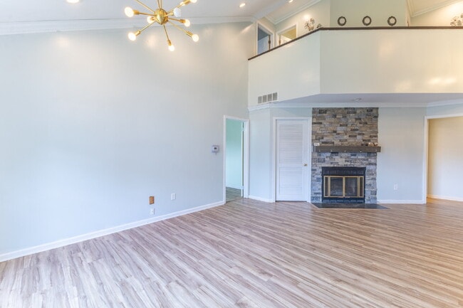 Building Photo - Spacious & Stylish 3-Bedroom Townhome in S...