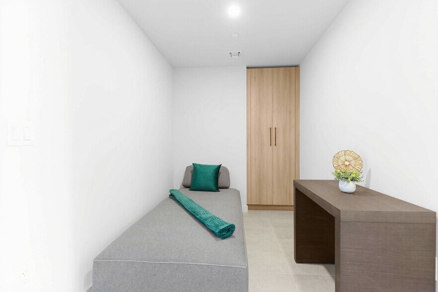 Building Photo - 501 NE 1st Ave