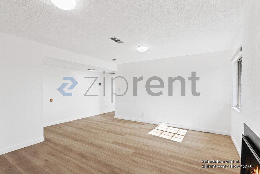 Building Photo - Unit