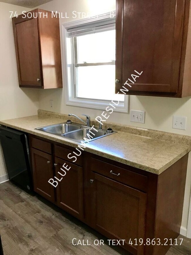 Building Photo - 2 bed, 1 bath, half double, single detache...