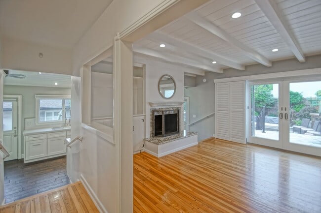Building Photo - BEAUTIFULLY REMODELED, BRIGHT & AIRY HILLS...