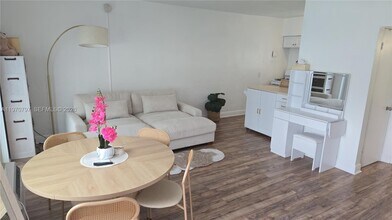 Building Photo - 9270 E Bay Harbor Dr