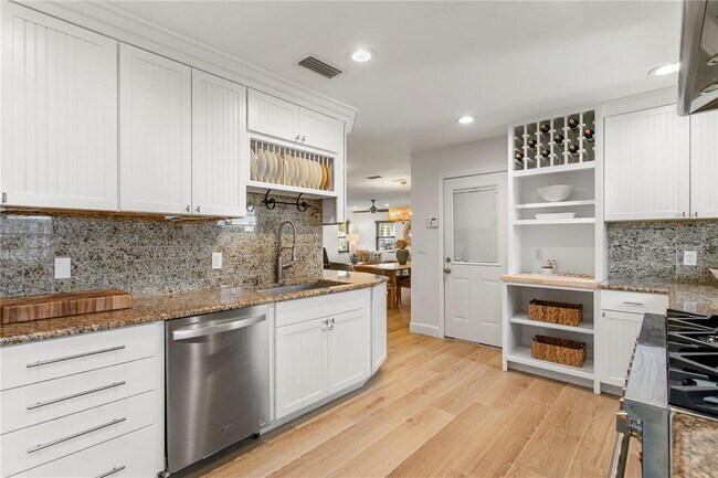 Building Photo - 508 Columbia Dr