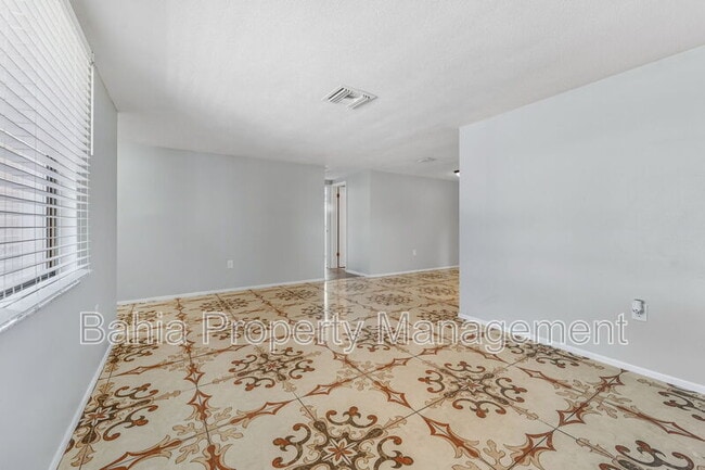 Building Photo - 9425 Palm Ave