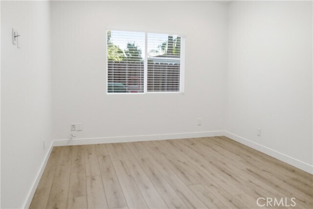 Building Photo - 215 E 2nd St