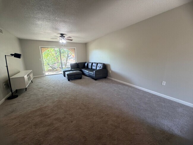 Building Photo - 5516 Lakeshore Dr