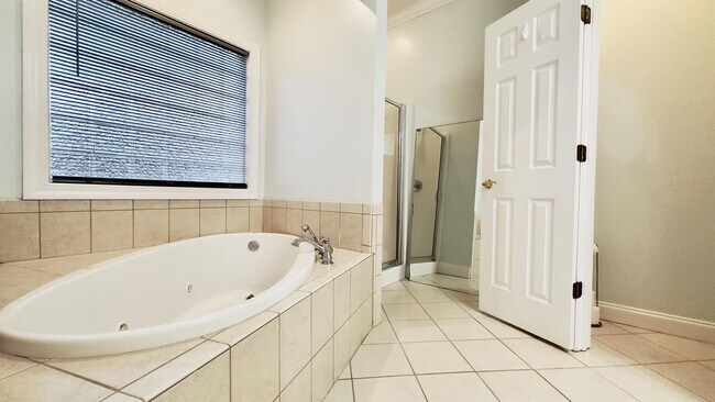 Building Photo - 423 Sterling Dr