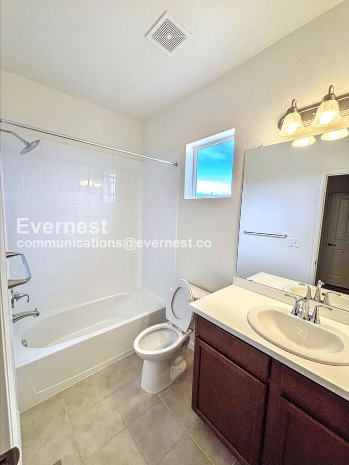 Building Photo - 10811 N Montane Dr