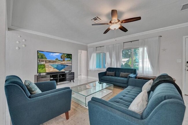 Building Photo - 3 bedroom in Dania Beaach FL 33004