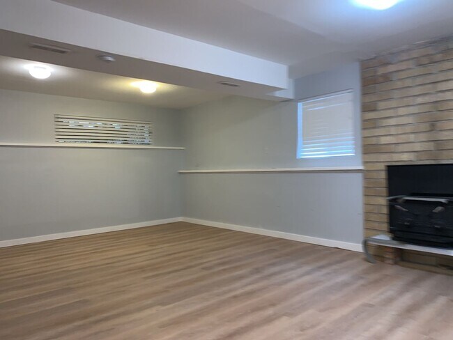 Building Photo - Spacious 3 Bed 2.5 bath Kent Split-Level home