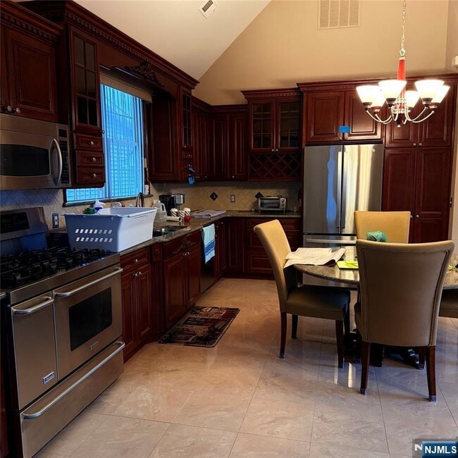 Building Photo - 424 Page Ave