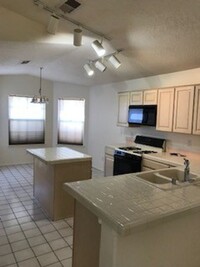 Building Photo - Lovely 3 bedroom near Kirtland AFB ready now!