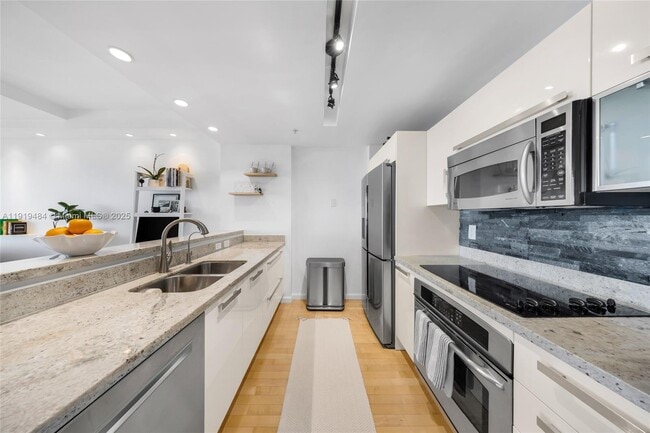 Building Photo - 601 NE 36th St