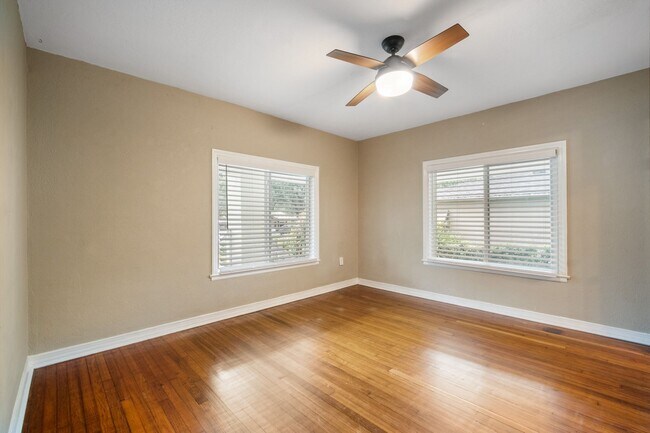 Building Photo - Spacious 2-Bedroom Home with Front Porch, ...
