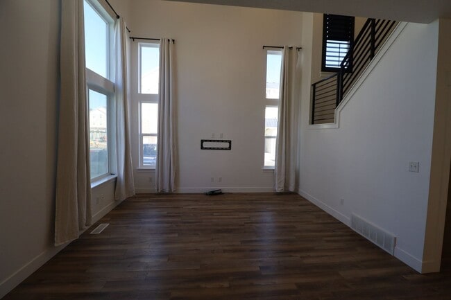 Building Photo - Upgraded Pet Friendly Lehi townhome