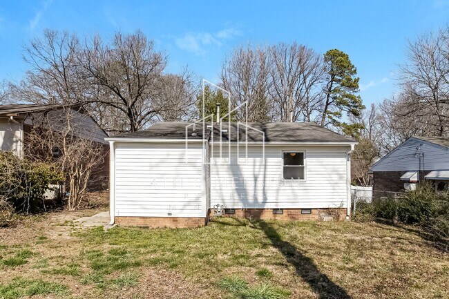 Building Photo - Charming 3 Bedroom Rental Home with Spacio...