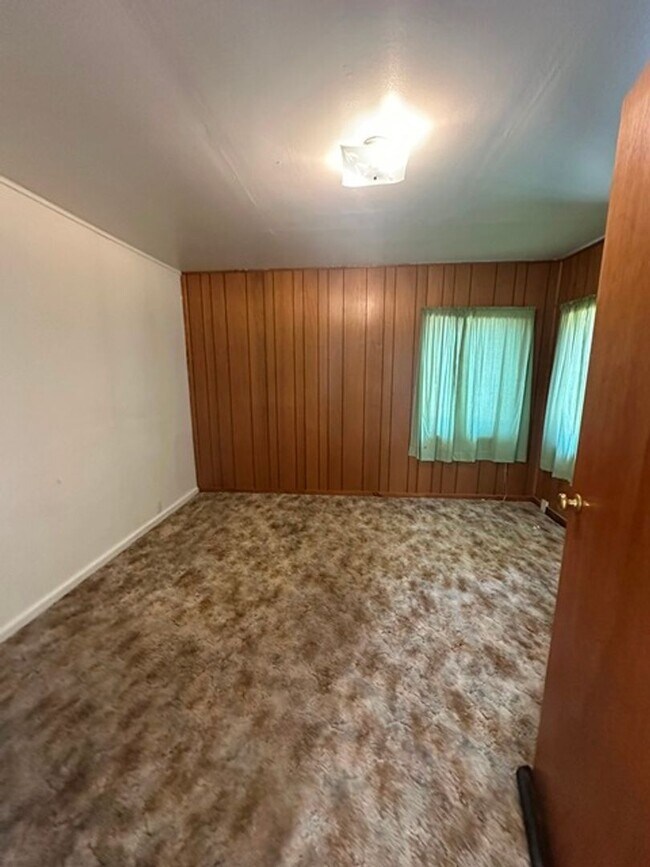 Building Photo - Cute 2 bedroom home