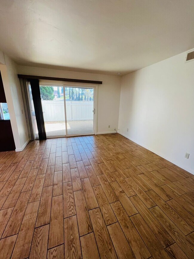 Building Photo - Beautiful 2 bedroom Condo