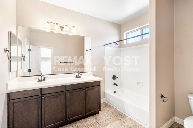 Building Photo - Desert Living Done Right: Solar, Pool & Jacuzzi Included