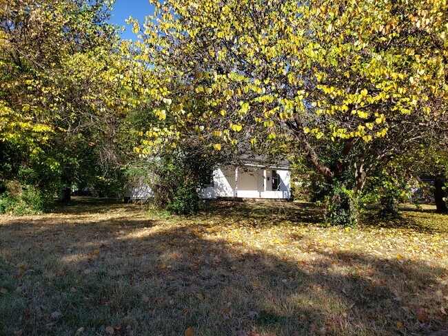 Building Photo - Spacious 2-Bedroom, 1-Bathroom Home AVAILABLE NOW!!