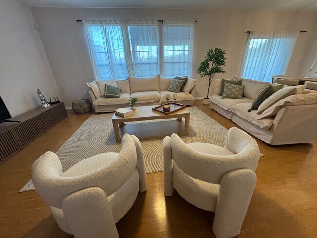 Building Photo - GATED COMMUNITY  |  STONE OAK  |  4 BEDROOMS + HUGE LOFT  |  SMALL LOFT/NURSERY/OFFICE/  |  EXCEL...