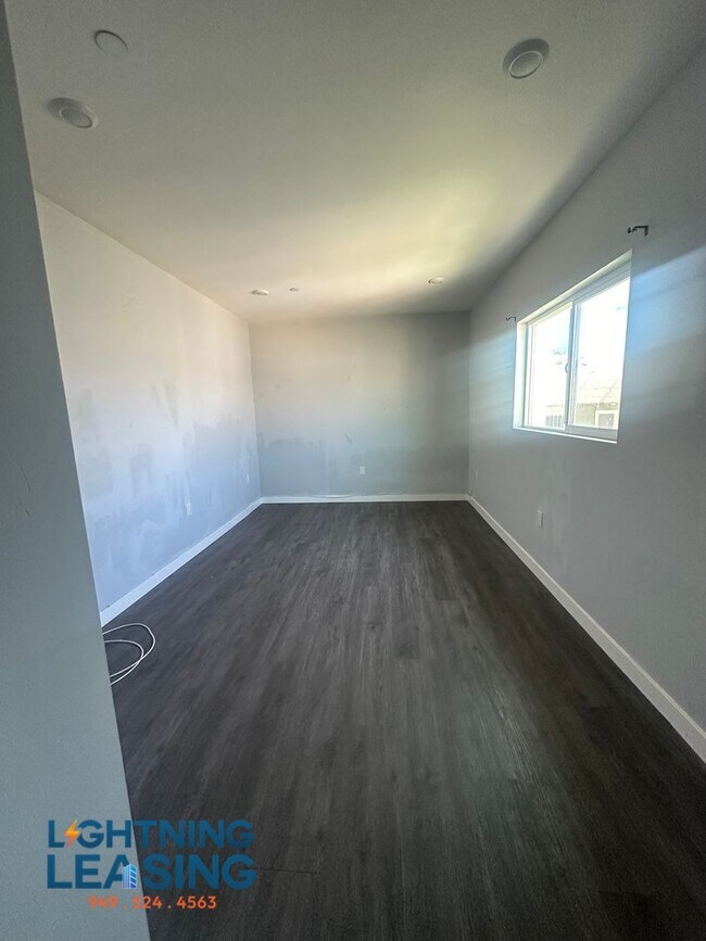 Building Photo - 5859 1/2 West Blvd-5859 1/2D