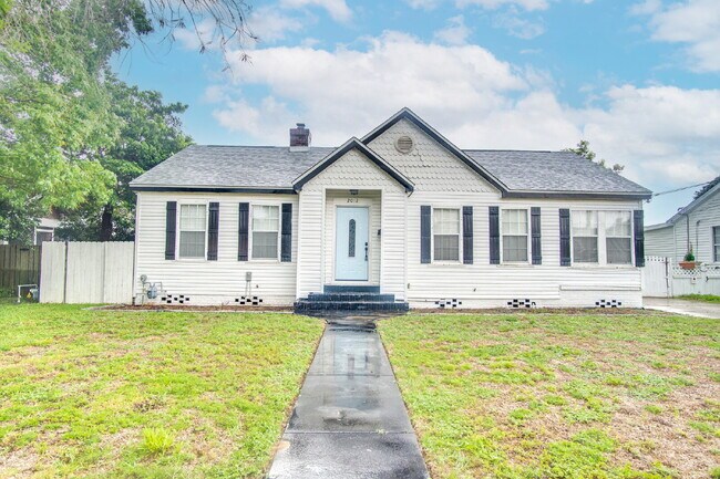 Building Photo - East Hill 3BR Home Near Bayview Park with Office, Hot Tub, Workshop & Detached Garage