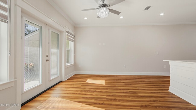 Building Photo - 1719 Country Club Dr