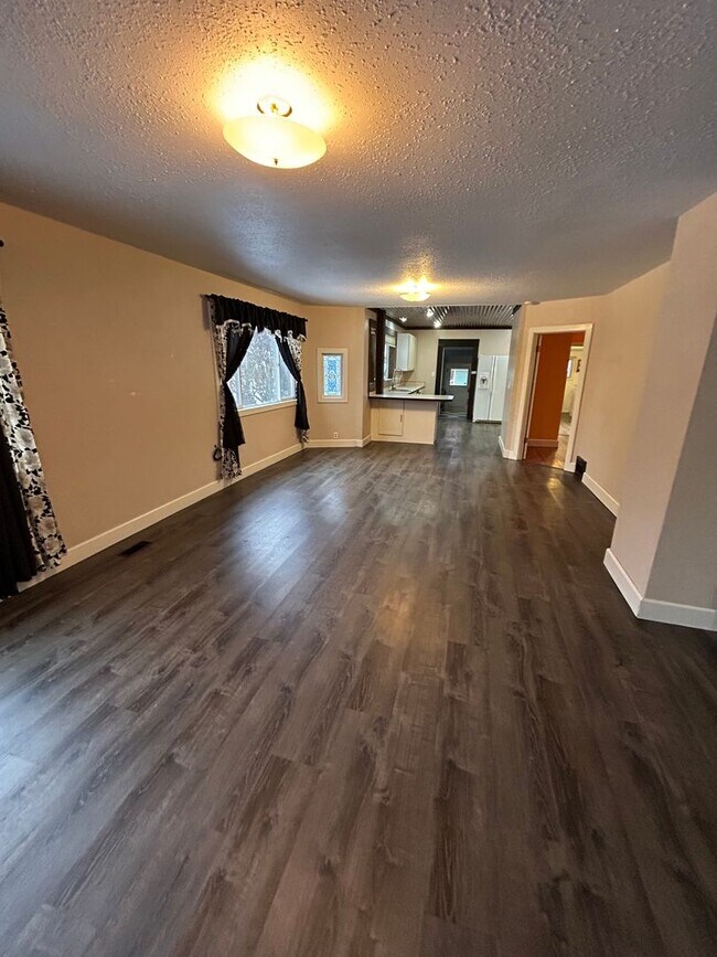 Building Photo - 4 Bedroom Home on Kalispell’s East Side – Spacious Yard & Double Garage