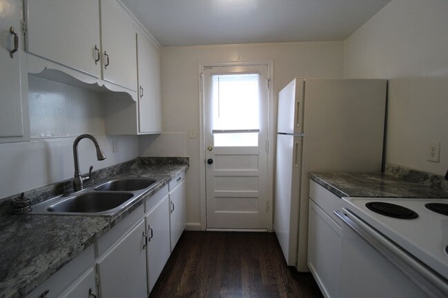 Building Photo - January 2025 FREE On This One Bedroom Duplex in North Kansas City