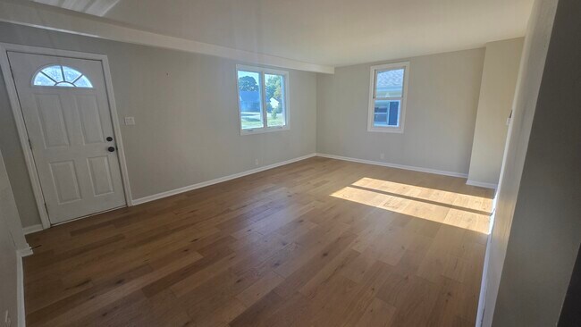 Building Photo - 33181 N Valley View Dr